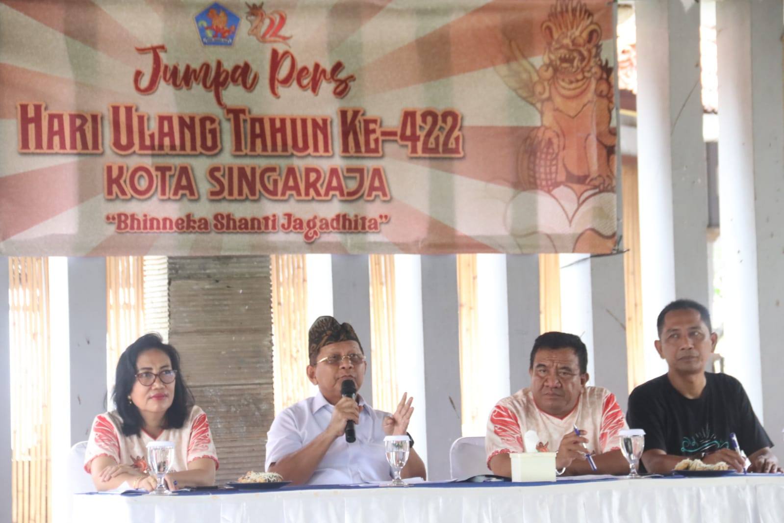 Bupati Buleleng Nyoman Sutjidra saat menggelar jumpa pers bersama puluhan awak media cetak dan elektronik di Rumah Makan Ranggon Sunset Singaraja, Jumat (6/3).