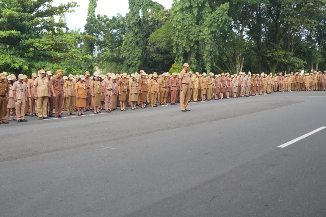 Apel Rutin di lingkungan Pemerintah Kabupaten Jembrana yang berlangsung di depan Kantor Bupati Jembrana, Senin (2/3)
