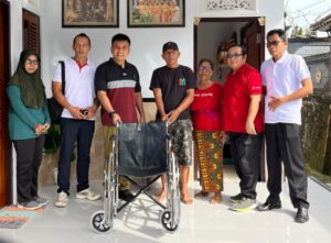 akil Bupati Jembrana, I Gede Ngurah Patriana Krisna, turun langsung menyerahkan bantuan alat bantu kesehatan berupa kursi roda kepada dua warga di Banjar Tibu Tanggang, Desa Penyaringan, Jumat (6/3).