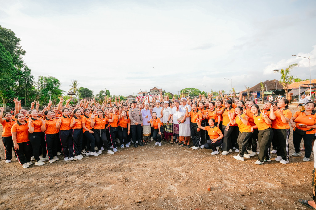 Bupati Badung I Wayan Adi Arnawa meresmikan Lapangan dan Taman Desa Adat Ida I Gusti Ngurah Gde Abian di Desa Adat Angantaka, Kecamatan Abiansemal, Selasa (3/3).